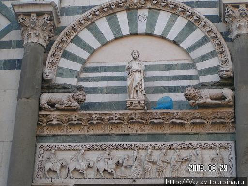 Каменная резьба над главным входом Пистоя, Италия