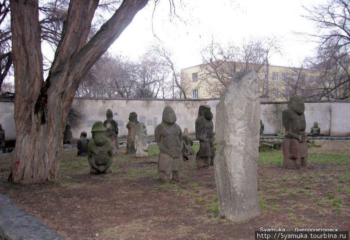 Каменные бабы — это официальное название древних каменных человекообразных статуй, изображающих в большей мере женщин. Днепр, Украина