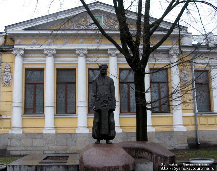 Памятник Д. И. Яворницкому у здания музея.