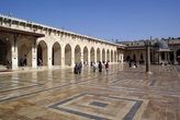 Огромный двор — в мечети Омейядов.