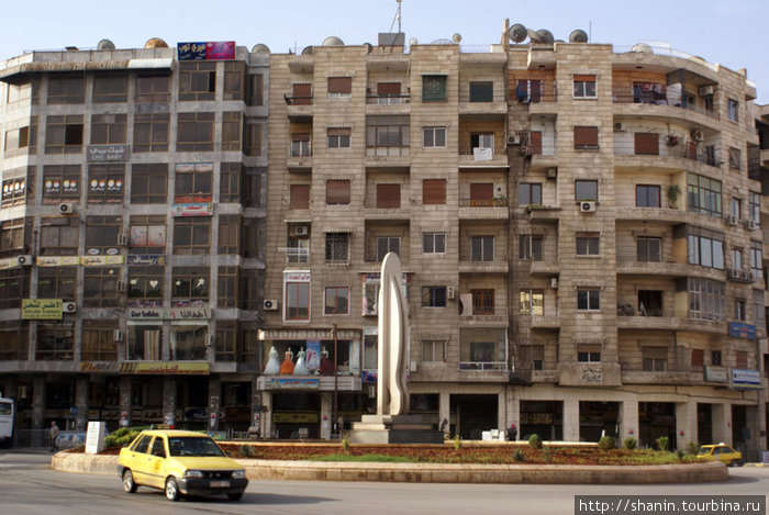 Памятник на разворотном круге Алеппо, Сирия