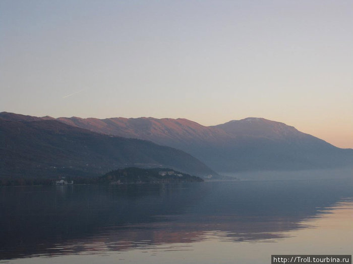 Далекий берег в сизой дымке Охрид, Северная Македония