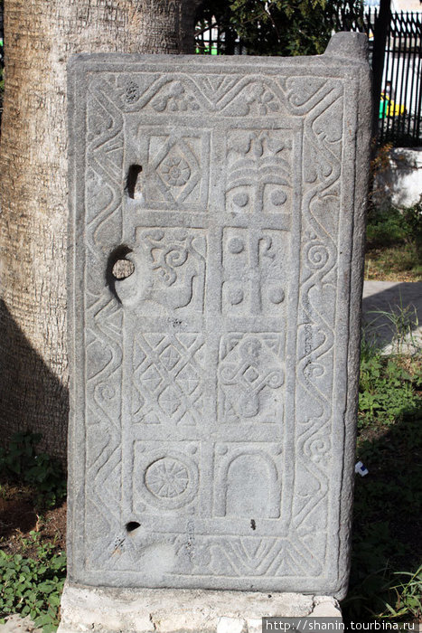 Каменная плита во дворе Национального музея в Алеппо Алеппо, Сирия