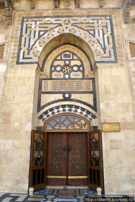 Вход в молельный зал из внутреннего двора в мечети Омейядов Алеппо, Сирия