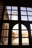 Вид через окно на внутренний двор мечети Омейядов