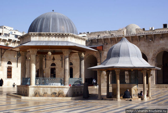 Фонтаны для омовений во дворе мечети Омейядов Алеппо, Сирия
