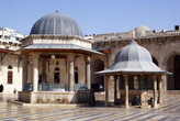 Фонтаны для омовений во дворе мечети Омейядов