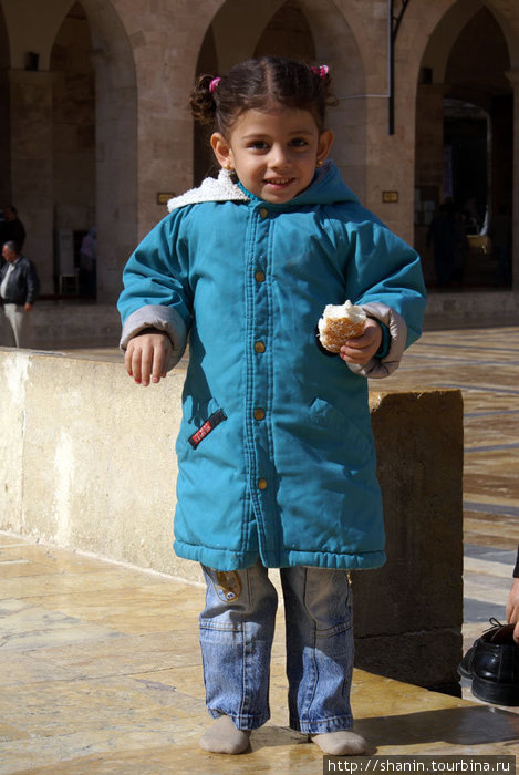 Девочка в мечети Омейядов Алеппо, Сирия