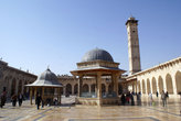 Фонтаны, минарет и стены внутреннего двора в мечети Омейядов