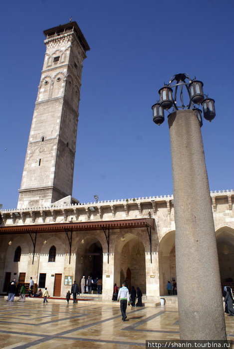 Фонарь на каменном столбе и квадратный минарет — в мечети Омейядов Алеппо, Сирия