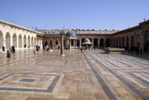Просто очень большой двор (разве что в мечети Омейядов в Дамаске еще больше).