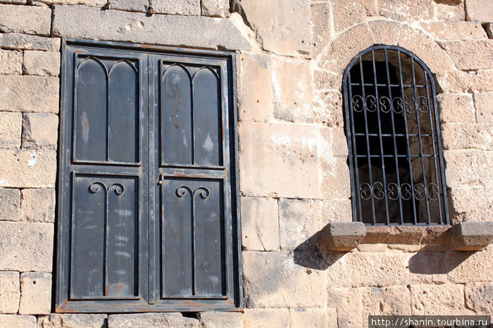 Дверь и окно Босра, Сирия