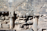 Колонны, арки и каменная стена