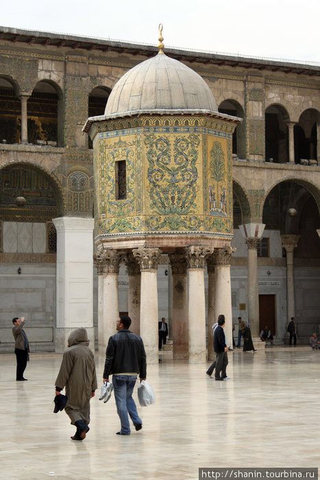 Сокровищница. В этом здании на колоннах во внутреннем дворе мечети Омейядов действительно поначалу хранили деньги — оттуда и название. Дамаск, Сирия