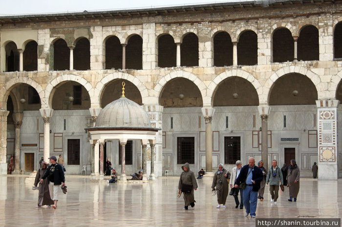 Во дворе мечети Омейядов очередная туристическая группа (вход для иностранцев — 50 лир) Дамаск, Сирия