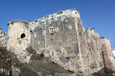 Замок с заднего торца, со стороны горы, к которой он прилеплен