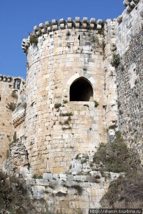 Крепостная башня во внешней стене замка Сирия