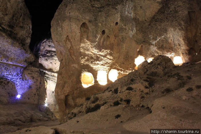 Пещеры в ущелье Святой Феклы по ночам подсвечивают (электричество частенько пропадает) Маалула, Сирия
