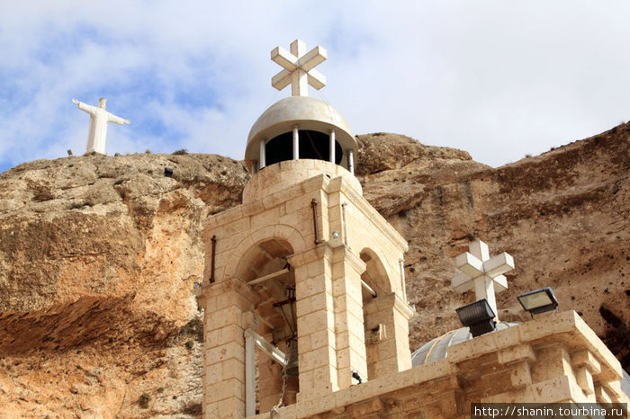 Статуя Святой Феклы возвышается над монастрем Маалула, Сирия