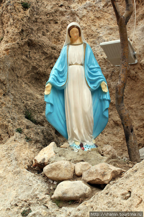Статуя Святой Феклы в ущелье Маалула, Сирия