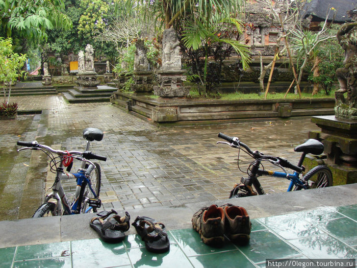 Пережидаем дождь под крышей храма Убуд, Индонезия