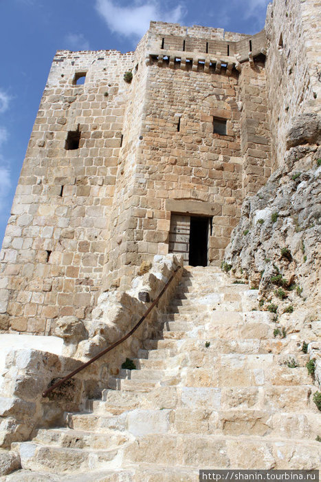 Лестница к входу в замок Сирия