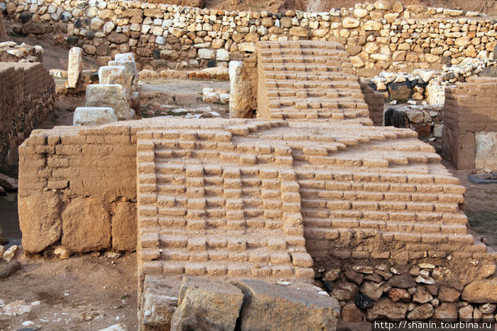 Стены из необожженного кирпича Телл-Мардих, Сирия