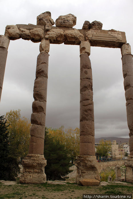 Гранитные колонны Баальбек (древний город), Ливан
