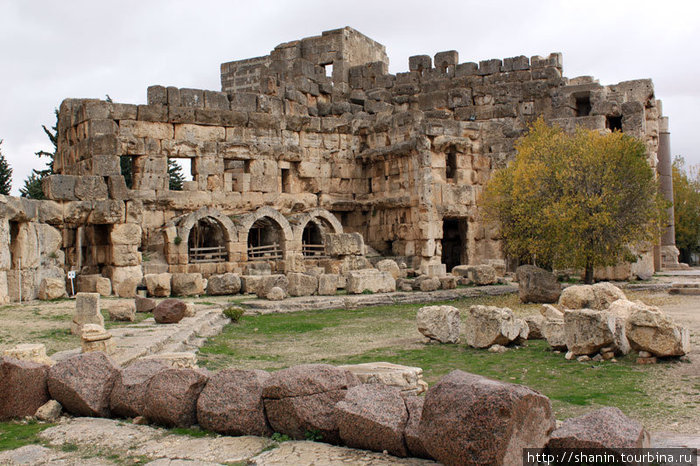 В первом дворе храмового комплекса, сразу же за главным входом Баальбек (древний город), Ливан