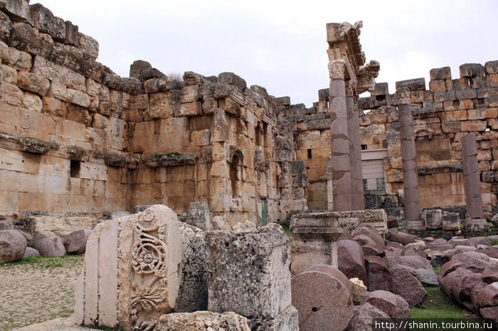 Фрагменты колонн Баальбек (древний город), Ливан