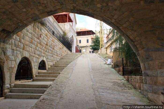 Дорога к храму Бишари, Ливан
