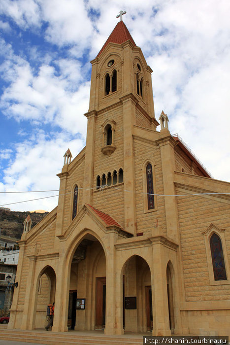 Фасад церкви Бишари, Ливан