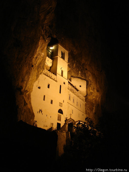 Монастырь Острог ночью Черногория