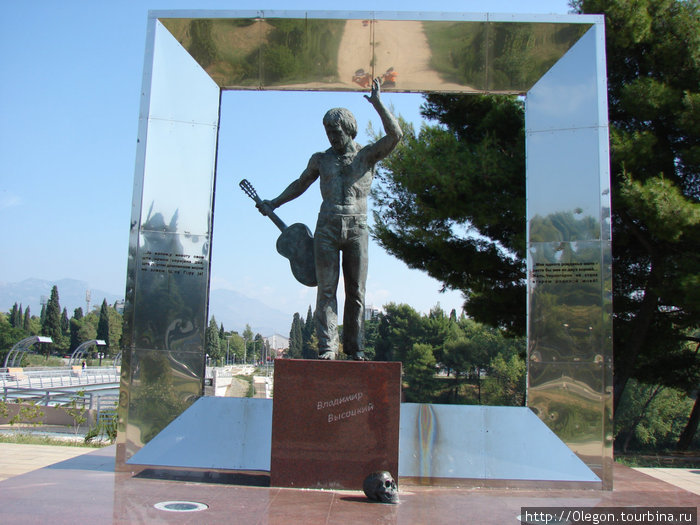 Памятник Высоцкому в Подгорице Черногория