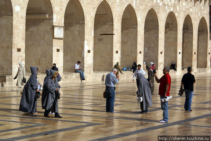 Туристы в мечети Омейядов. Туристам-женщинам можно входить только в специальных серых балахонах.