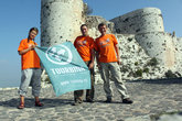 Участники кругосветки Мир без виз на внешней стене замка Крак де Шевалье