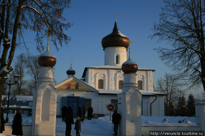Ворота Георгиевской церкви. Старая Русса, Россия