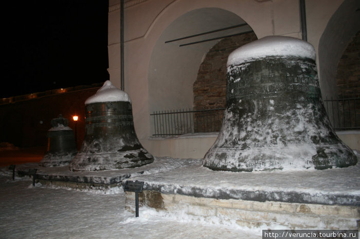 И древние колокола перед звонницей. Великий Новгород, Россия