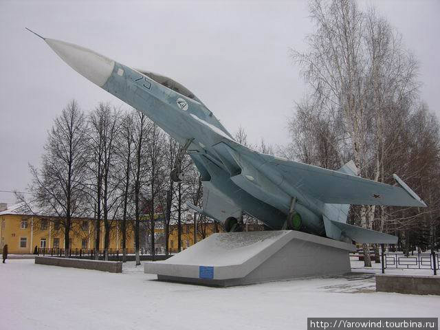 Памятники истребителю Су-27 и двигателю Р 95-Ш