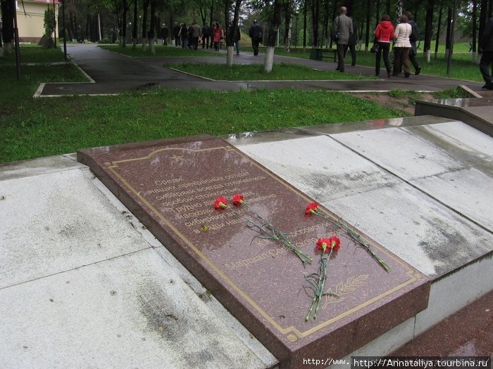 В этом месте погибло около трех тысяч советских воинов... Снегири, Россия