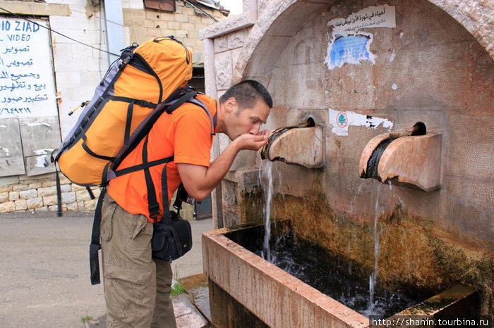 Питьевая вода у церкви Святого Саба в Бшари Бишари, Ливан
