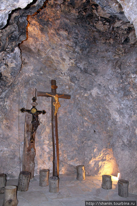 Кресты в пещере в монастыре Святого Антония