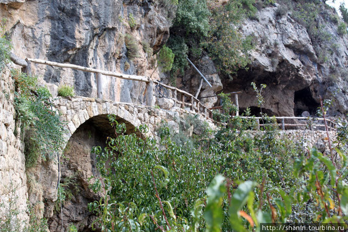 Пещера у монастыря Канноубин Бишари, Ливан