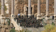 Солдаты на ступенях храма