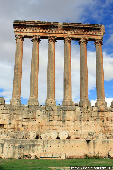 Колонны и основание храма Юпитера Провинция Бекаа, Ливан