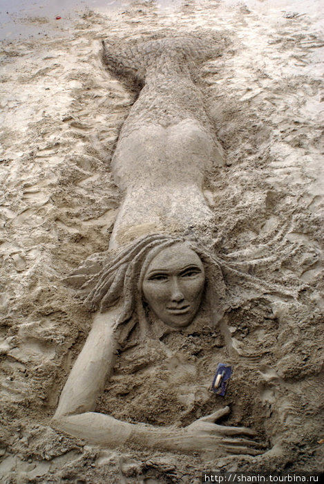 Русалка из песка — на берегу Темзы Лондон, Великобритания