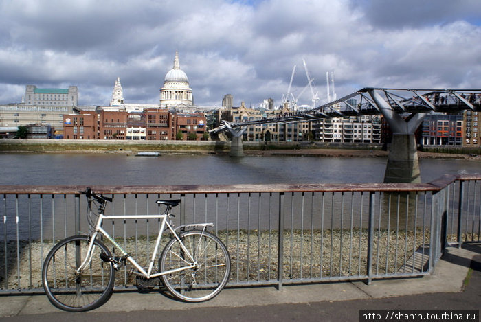 Современный мост перед собором Святого Павла Лондон, Великобритания