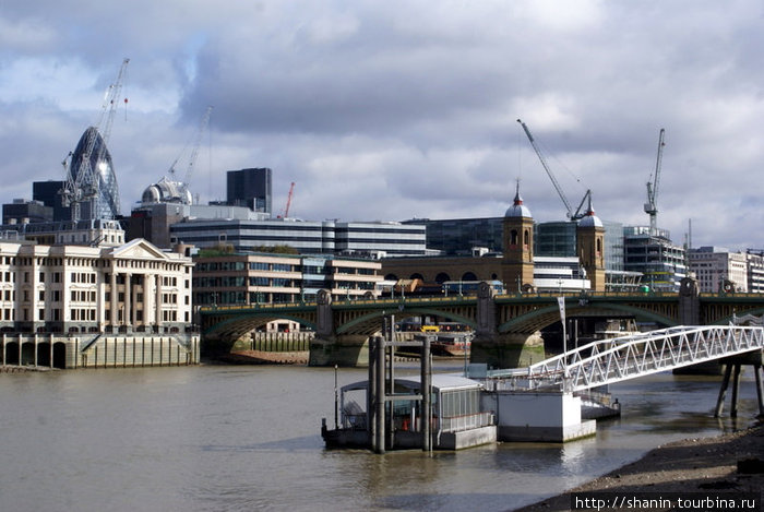 Гигантское яйцо и окружающие его здания Лондон, Великобритания
