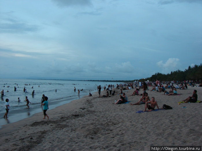 Пляж Куты на закате Бали, Индонезия