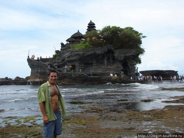 У храма Тана Лот Бали, Индонезия